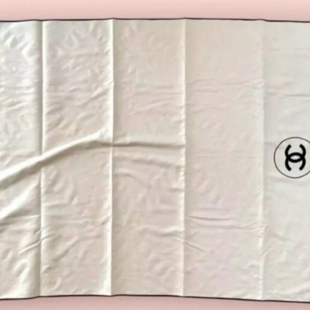NEW Chanel Beauté cream Travel throw blanket - Picture 3 of 9